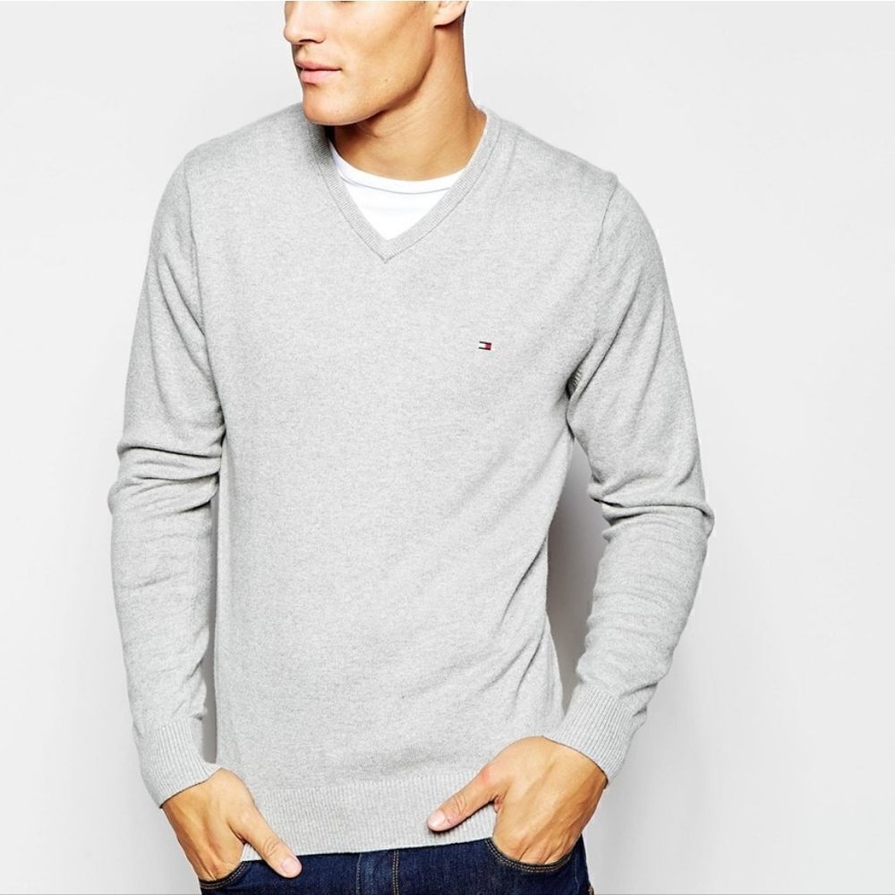 Tommy Hilfiger Men's Gray V-neck Long Sleeve Sweater
